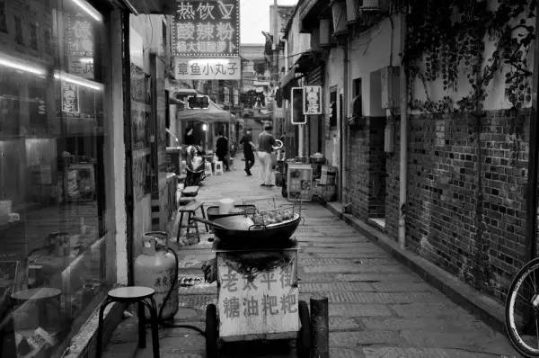 韩国小巷深处的神秘美食探秘之旅遭禁，真相揭秘