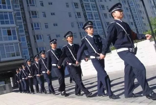 小保安陈杨，从门卫到精英的蜕变之路，自信与成就并行。