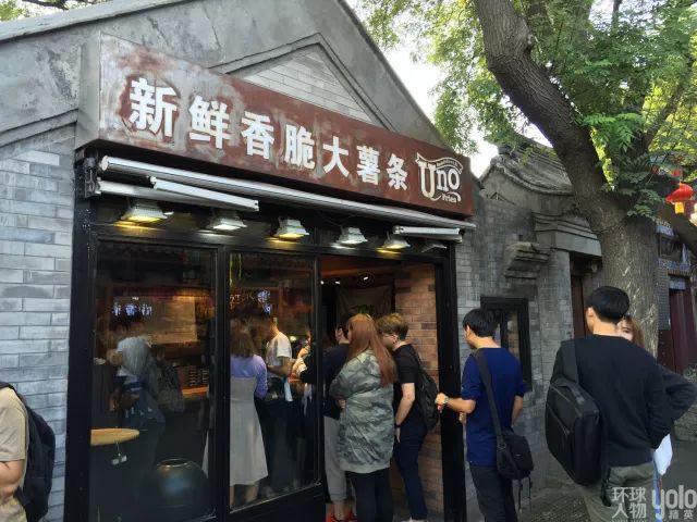 秋霞最新伦制，小巷中的美食秘密