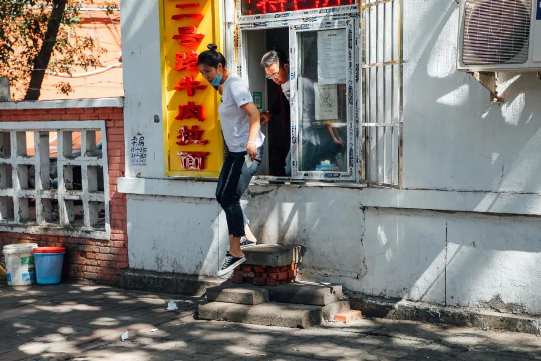 紧急救援最新票房揭秘，小巷特色小店引爆观影热潮！
