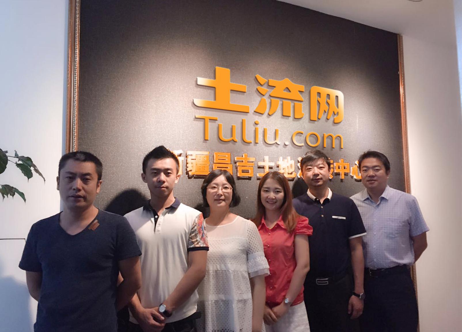 土流网官网最新信息揭秘，土地中的温情故事