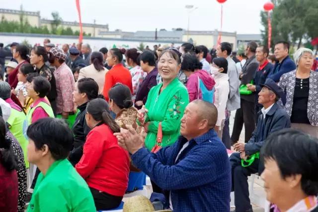 现代蒙古族服装最新款，自然美景中的时尚邂逅